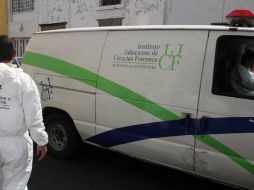 Personal del Instituto Jalisciense de Ciencias Forenses realizó el levantamiento de los restos para analizarlos. ARCHIVO  /