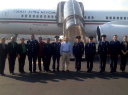 La tripulación del TP01 junto a Calderón. EL UNIVERSAL  /