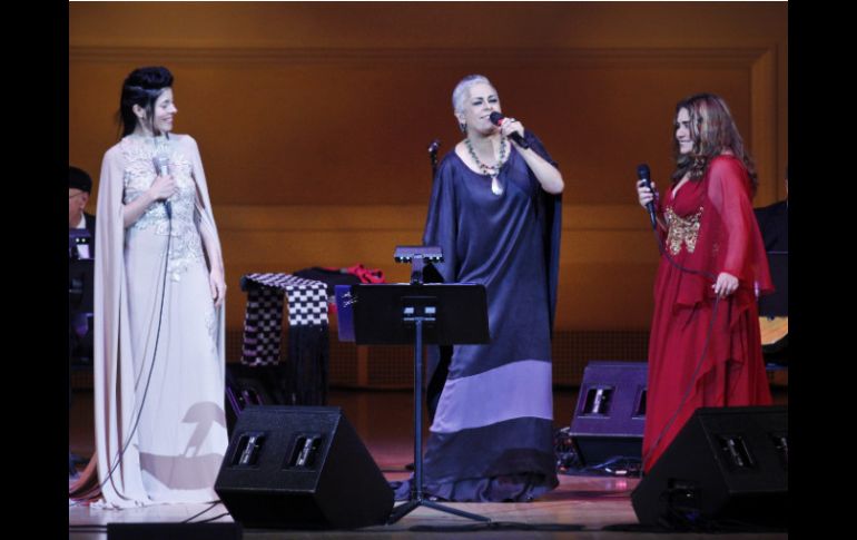 Es la primera vez que las tres artistas se unen en un escenario. EFE  /