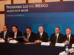 Emilio González Márquez presentó en Casa Jalisco los resultados del programa Luz para México, con integrantes del Consejo de la CFE.  /
