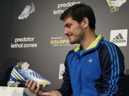 Íker habló de la situación del equipo durante el acto de presentación de sus nuevos tenis y guantes para porteros. EFE  /