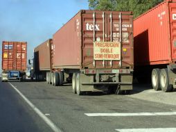 Los hombres fueron capturados en poder de un camión y dos contenedores con abarrotes. ARCHIVO  /