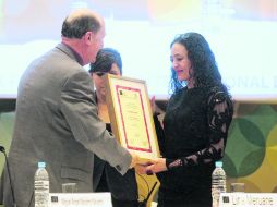 Galardonada. El vicerrector  Miguel Ángel Navarro Navarro entregó el galardón a la chilena Lina Meruane.  /