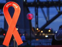 La expresión ''lazo rojo'' se escribe con minúsculas iniciales y sin entrecomillar. ARCHIVO  /