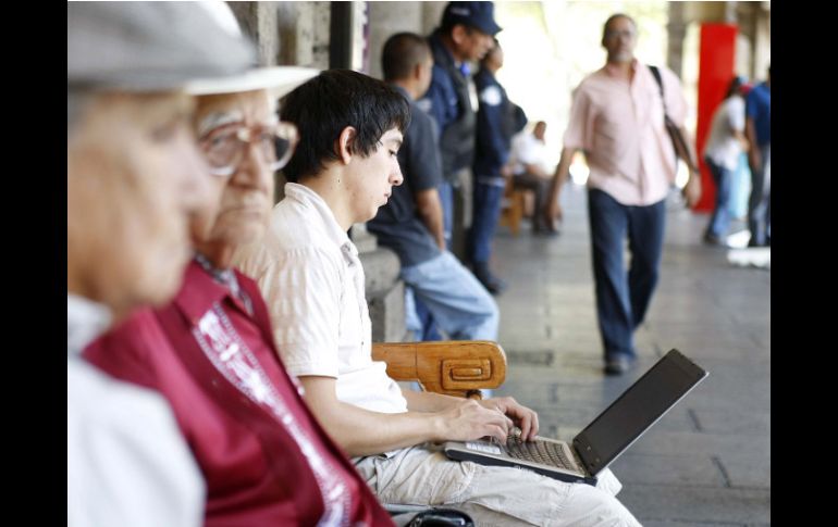 La población más activa en la red son los jóvenes con un 64.1 por ciento. ARCHIVO  /