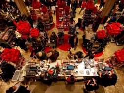 Para cuidar el aguinaldo, especialistas recomiendan dedicar más tiempo a la búsqueda y compra de productos. ARCHIVO  /