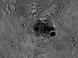 Un cráter (c) en el polo norte de Mercurio que alberga agua helada. AP-NASA  /