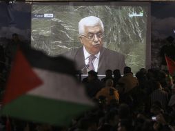 Palestinos observan la transmisión del reconocimiento por parte de la Asamblea General de la ONU. EFE  /