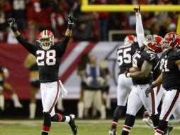 Los defensores de los HalconesThomas DeCoud, Jonathan Babineaux (c), y Michael Palmer (d) celebran una parada ante Nueva Orleans.EFE  /