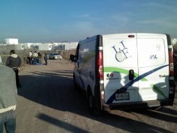 El cadáver corresponde a un joven, de entre 23 y 25 años, vestía un pantalón de mezclilla azul, tenis negros y camisa en color claro.  /