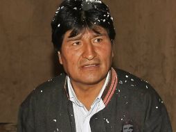 Visitó la isla Suriki para conocer el avance de la embarcación que tendrá 15 metros de longitud y 4,5 metros de ancho. EFE  /