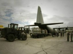 El aeropuerto quedó bajo custodia militar, luego de que se destruyó en forma controlada la carga explosiva. ARCHIVO  /