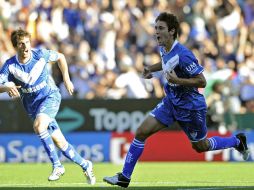 Facudno Ferreyra (der.) fue el autor de los dos goles con los que Vélez se corona en Argentina. AFP  /