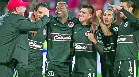 Para el recuerdo. El equipo de Tijuana festeja el triunfo en el ''Nemesio Diez'' tras proclamarse campeones de la Liga MX. AP  /