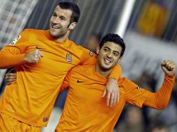 Carlos Vela (d) celebra con su compañero Imanol Agirretxe el quinto gol de su equipo contra el Valencia. ARCHIVO  /