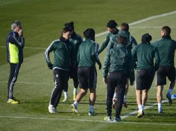 José Mourinho (i), técnico del Real Madrid, ha decidido no correr riesgos de sanciones en su equipo. AFP  /