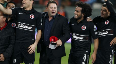 Joshua Abrego (2 de der a izq) celebra con el técnico Antonio Mohamed y sus compañeros de equipo. ARCHIVO  /