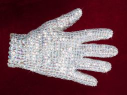 Guante de Michael Jackson, vendido en 100 mil dólares en subasta. AP  /