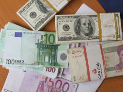 El dólar baja un 0.3 por ciento frente al yen a 82.25 yenes. ARCHIVO  /