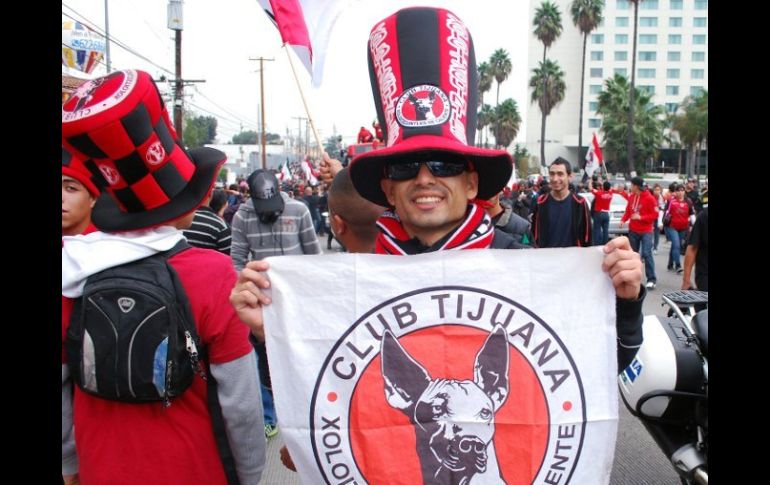 Seguidores de Xolos festejan hoy en las calles de Tijuana.  MEXSPORT  /