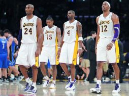 Kobe Bryant, Metta World Peace, Antawn Jamison y Dwight Howard salen de la duela, luego de ser humillados por el Orlando Magic. AFP  /