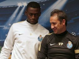 El jugador colombiano (i), junto al entrenador del Oporto, Vitor Pereira. AP  /