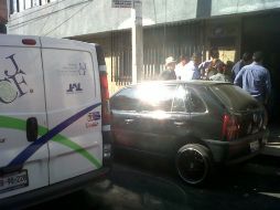 Personal de la Procuraduría estatal y elementos del IJCF arribaron a la escena del crimen.  /