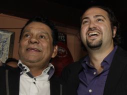 El boxeador (i) y el director venezolano (d) durante la conferencia de prensa de Durán. AP  /