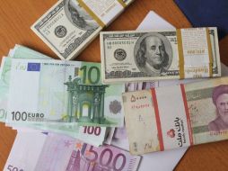 El euro subió un 0.3 % a 1.3098 dólares, tras llegar a trepar hasta 1.3107 dólares, su mayor precio desde ctubre. ARCHIVO  /