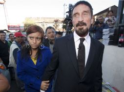 John McAfee se presentó ante la prensa, afuera de la sede del Poder Judicial, acompañado de su novia Samantha Vanegas. AFP  /