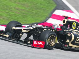 Puede mejorar. Kimi Raikkonen conduce su monoplaza durante el Gran Premio de Malasia.  AP  /