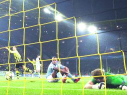 Impotencia. El portero Joe Hart (der.) del Manchester City, lamentan la anotación del atacante del Borussia Julian Schieber. AP  /