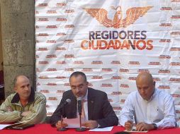 La rueda de prensa se realizó en patio de edificio del Ayuntamiento. Augusto Valencia (izq), Salvador Caro (c) y Germán Ralis (der).  /