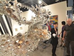 Una joven ofrece detalles sobre una de las obras expuestas en el Art Basel Miami Beach. EFE  /