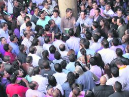 Congreso del Estado. Trabajadores rodean al líder de los diputados del PRI, Miguel Castro, en el patio del Palacio Legislativo.ESPECIAL  /