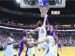 Histórico. Kobe Bryant supera a Robin López, para conseguir llegar a la cifra récord en Nueva Orleans. AFP  /