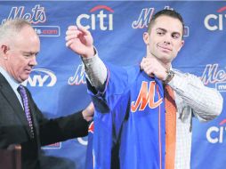 Ídolo local. Wright se pone el jersey de los Mets, ayudado por el gerente general del equipo de Nueva York, Sandy Alderson. AP  /