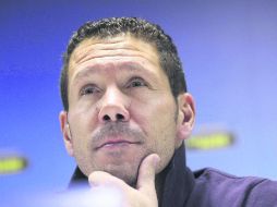 ''Cholo'' concentrado. Simeone y su Atlético de Madrid buscan amarrar el primer lugar del Grupo B. EFE  /