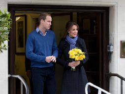 La duquesa de Cambridge sale sonriente del hospital, en compañía del príncipe Guillermo. AP  /