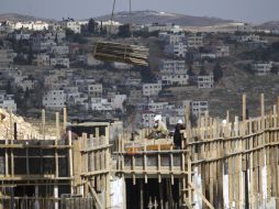 Obreros trabajan en construcción de un edificio de apartamentos en el barrio de Pizgat Zeev, Cisjordania. EFE  /