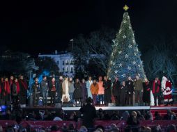 El presidente de EU, Barack Obama, familia y cantantes, durante el encendido del Árbol Nacional de Navidad. AFP  /