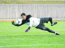 El portero Jonathan Orozco ataja el esférico durante la sesión de práctica que tuvo Rayados en territorio japonés. ESPECIAL  /