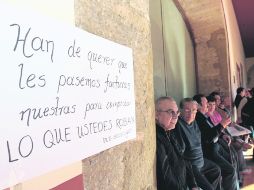 Congreso local. Trabajadores levantaron el paro laboral ayer tras empezar a recibir por la tarde los pagos de las quincenas pendientes.  /