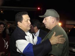 Hugo Chávez, saluda al ministro de Defensa, Diego Molero Bellavia (d), a su llegada a Venezuela. EFE  /