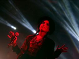 Mena, interpreta 'Luz de piedra de Luna', para finalizar su presentación. ARCHIVO  /