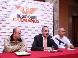 El coordinador de la fracción, Salvador Caro (c) dijo que plantean implementar el programa de distribución de útiles escolares. ARCHIVO  /