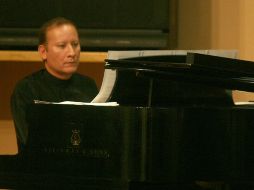 Claudio Herrera además de ser concertista de Bellas Artes, también es conferencista y maestro. ARCHIVO  /