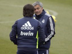 José Mourinho habla con uno de sus asistentes durante el entrenamiento del Real Madrid. EFE  /