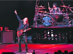 Fher en la guitarra, Álex en la batería y el público en el coro. Anoche, nadie se resistió en el Auditorio Telmex.  /