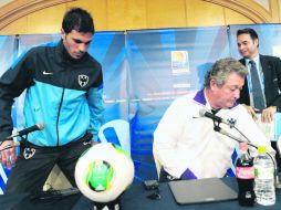 El jugador José María Basanta y el técnico Víctor Manuel Vucetich dijeron que no hubo nada que lamentar tras sufrir el sismo. AFP  /